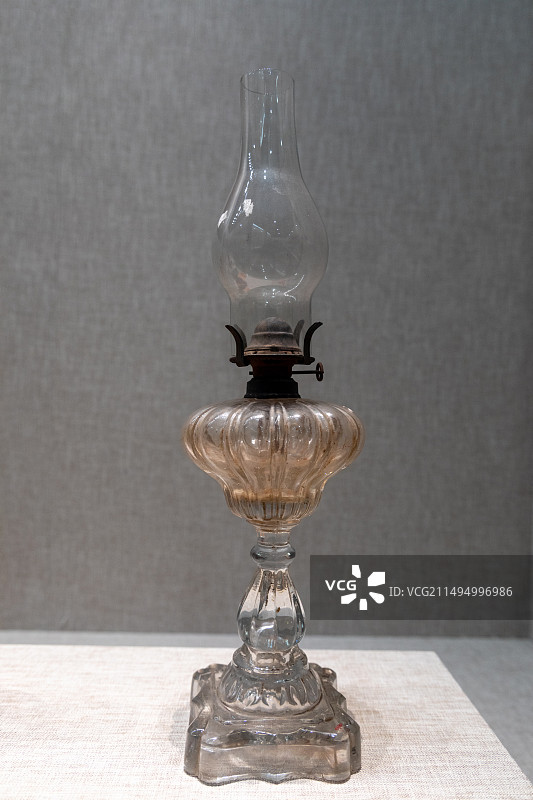 浙江省嘉兴海宁博物馆展出文物民国玻璃罩子灯 金山区博物馆 藏图片素材