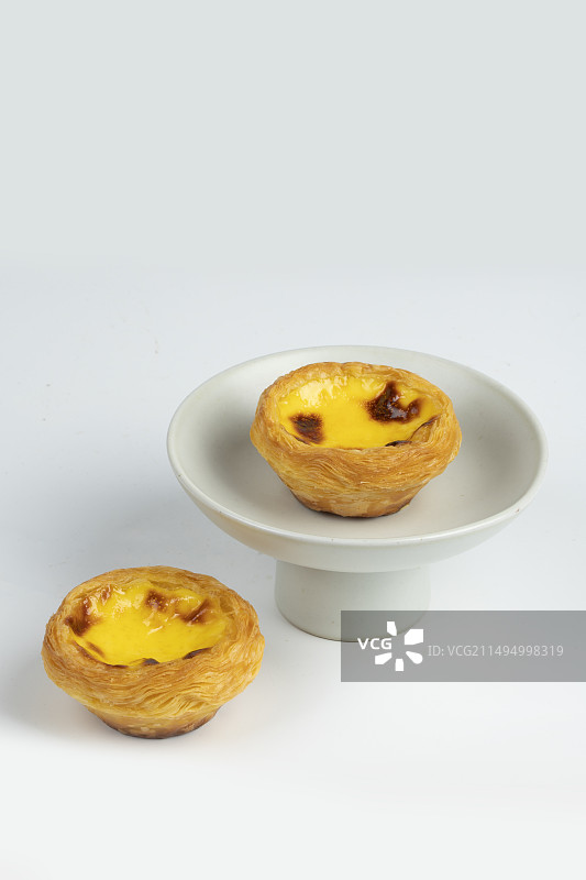 白色背景上的美味的葡式蛋挞甜点心图片素材