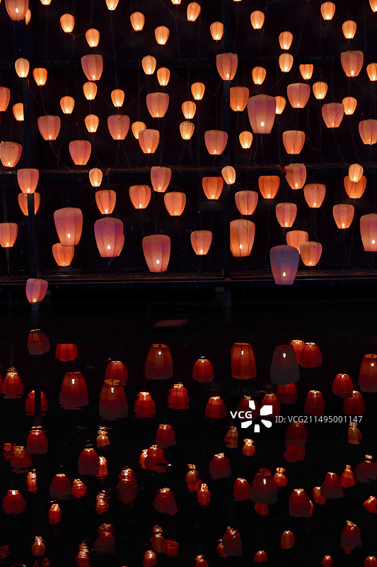 明亮的灯笼和水面上的倒影 实与虚图片素材