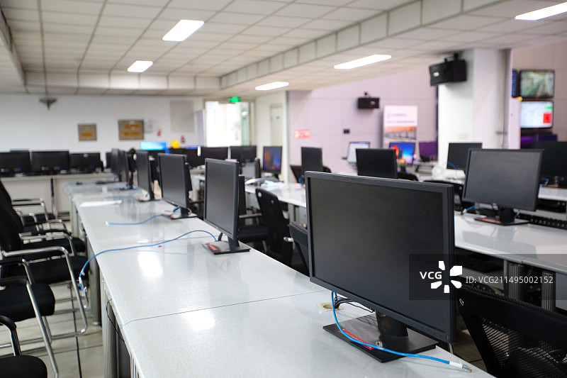摆放很多电脑的办公空间图片素材