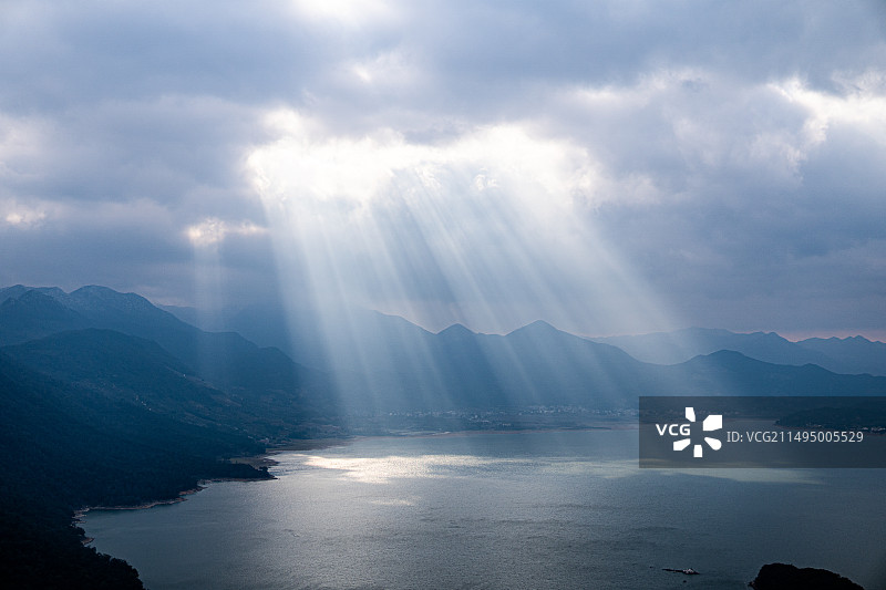 阳光普照在石竹湖图片素材