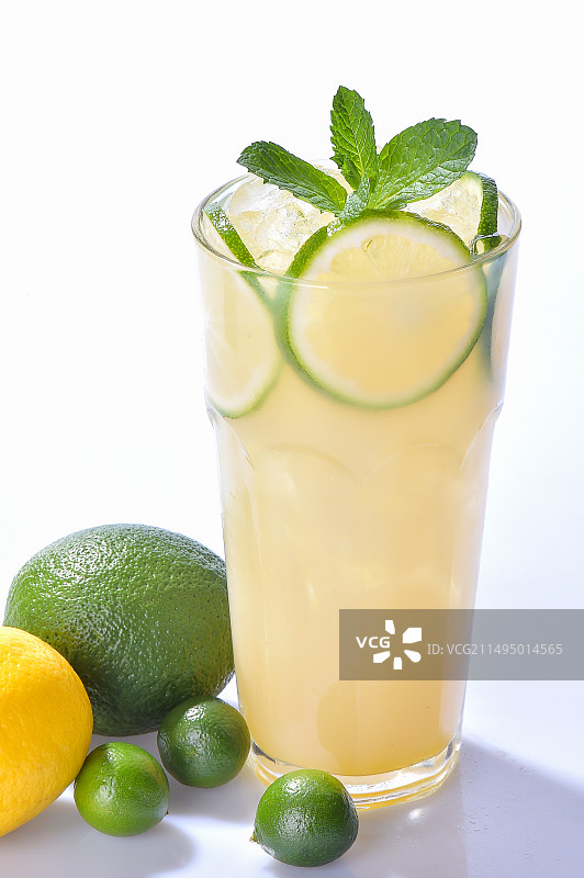 白色背景下的饮料特写镜头图片素材