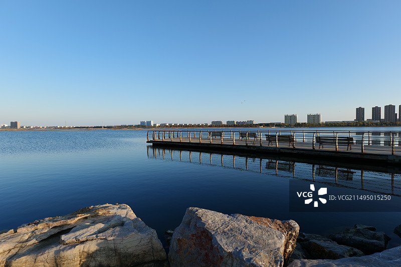 碧空映衬下的湖景图片素材