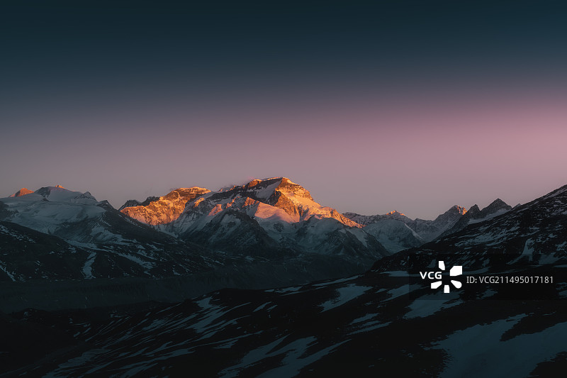 卓奥友峰日照金山图片素材