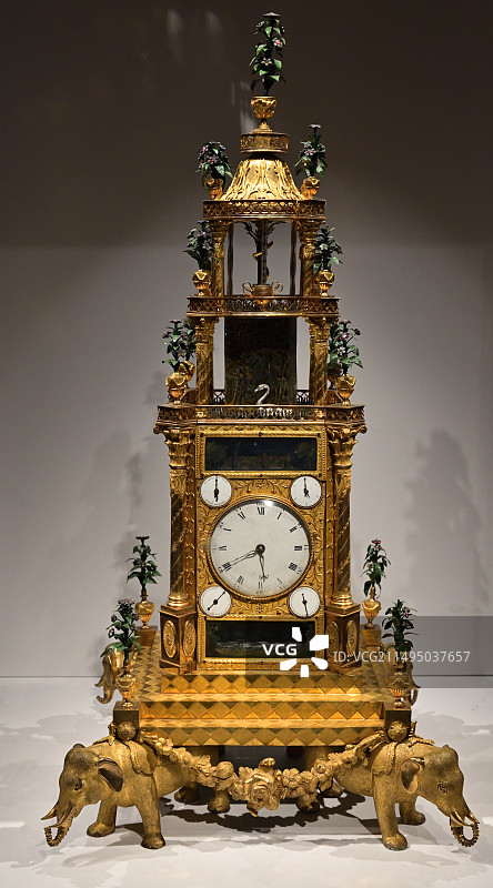 《四象驮水法转水禽钟》，英国，十八世纪文物，铜镀金。故宫博物院藏图片素材