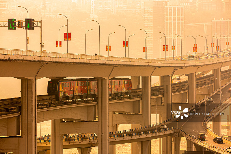 重庆菜园坝大桥上的轨道交通图片素材