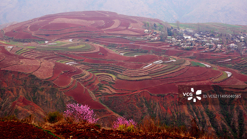 东川红土地及村庄图片素材