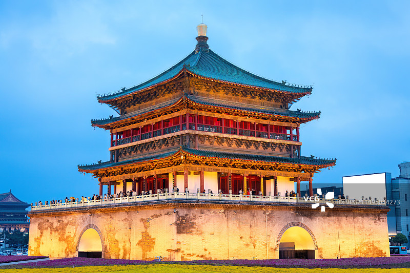 蓝调时刻的陕西省西安市华灯初上的钟楼图片素材