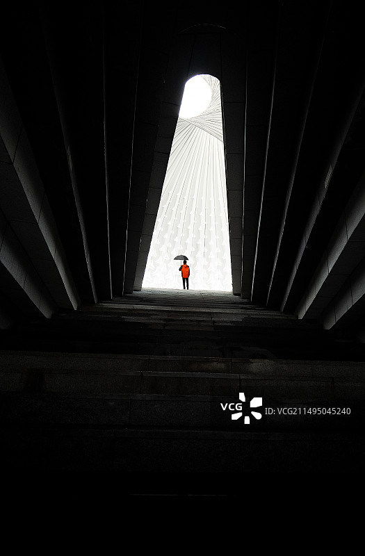 独行者与光明的邂逅图片素材