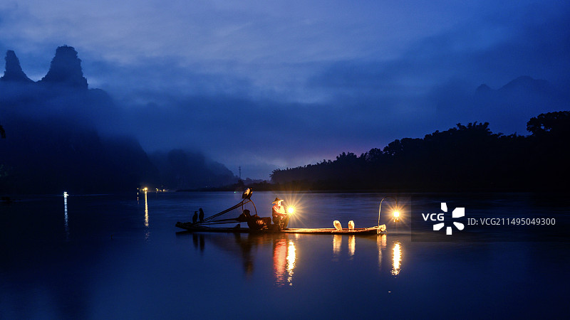 漓江渔火，摄于广西桂林漓江，黎明破晓前，来到漓江看到渔民点亮灯，为了吸引鱼群过来。图片素材