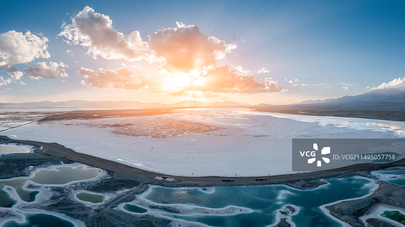 航拍青海省海西蒙古族自治州翡翠湖户外风光全景图图片素材