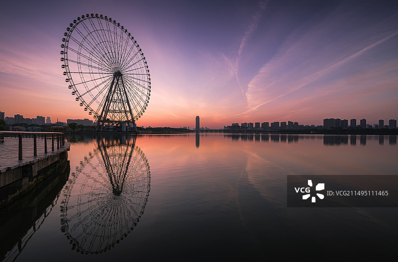 摩天轮与朝霞图片素材