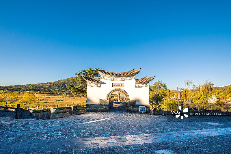 中国云南省保山市腾冲市和顺古镇牌坊景观图片素材