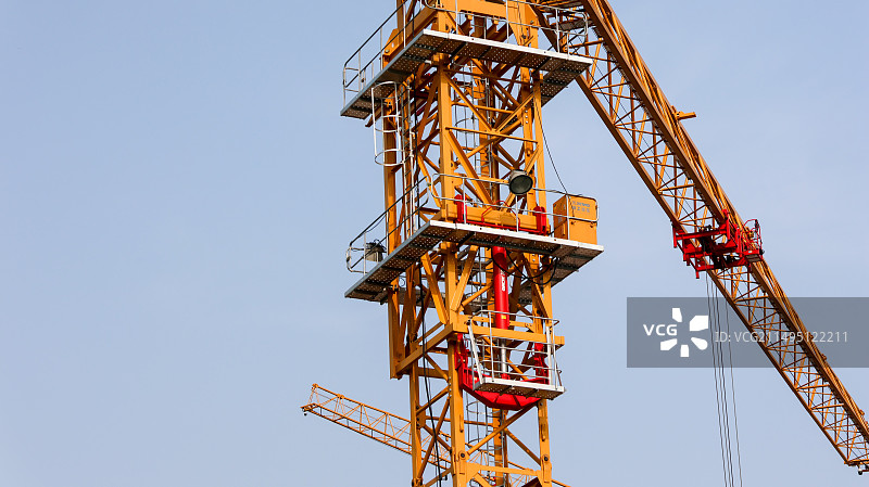 晴朗蓝天下的起重机俯视图图片素材