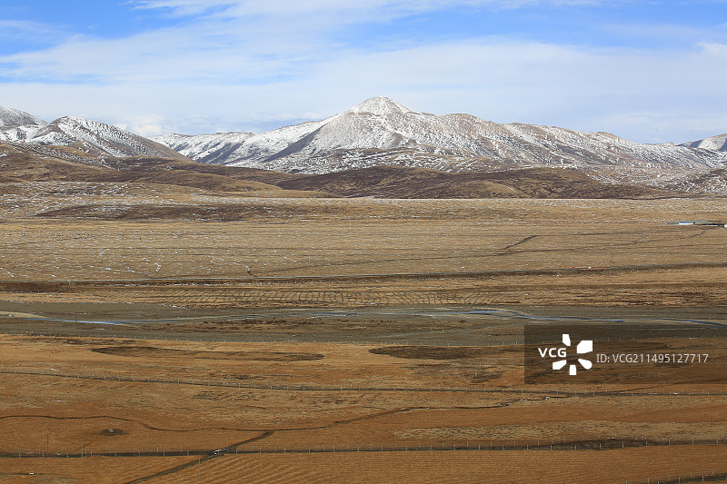 积雪未融化的金马大草原和东嘎寺图片素材