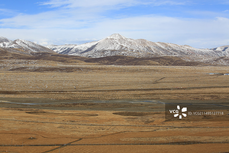 积雪未融化的金马大草原和东嘎寺图片素材