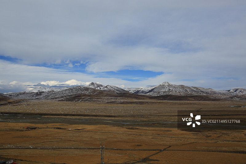 积雪未融化的金马大草原和东嘎寺图片素材