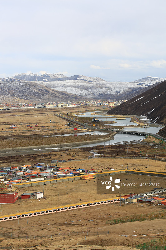 积雪未融化的金马大草原和东嘎寺图片素材