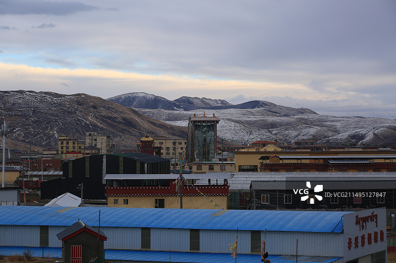 积雪未融化的金马大草原和东嘎寺图片素材