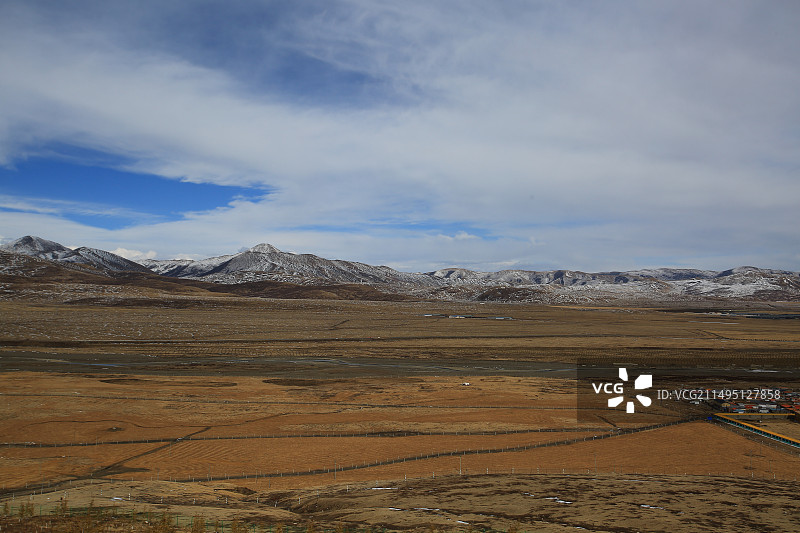 积雪未融化的金马大草原和东嘎寺图片素材