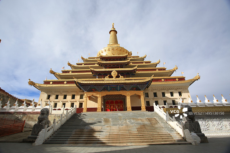 积雪未融化的金马大草原和东嘎寺图片素材