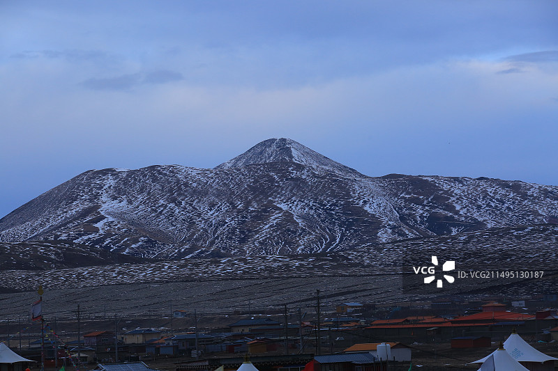 积雪未融化的金马大草原和东嘎寺图片素材