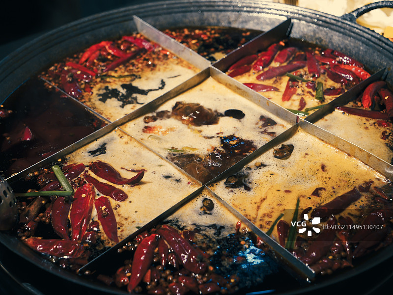 重庆九宫格麻辣火锅特写图片素材