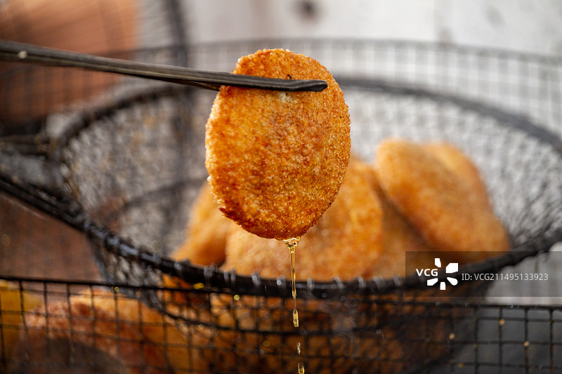 四川省内江市东兴区椑木镇特色美食小吃板板桥油炸粑图片素材