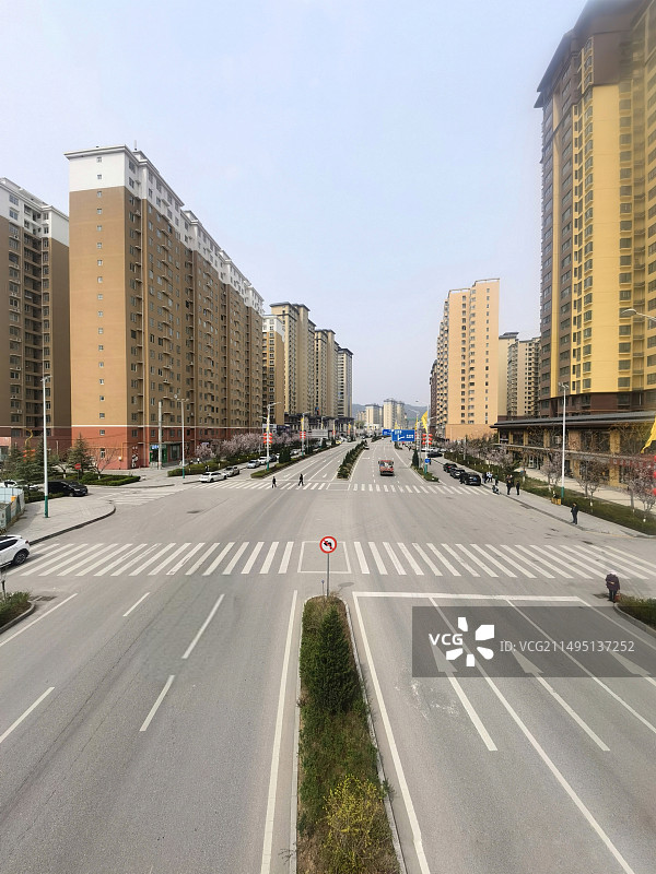 城市街道交通的高角度视角图片素材