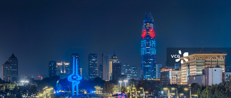 中国山东济南泉城广场泉标雕塑和绿地中心夜景图片素材