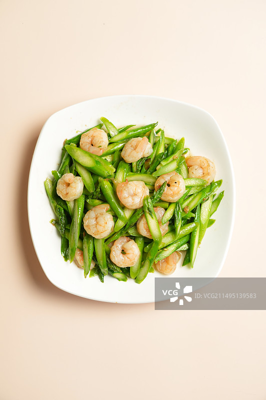 一盘虾仁炒芦笋放在桌面上图片素材