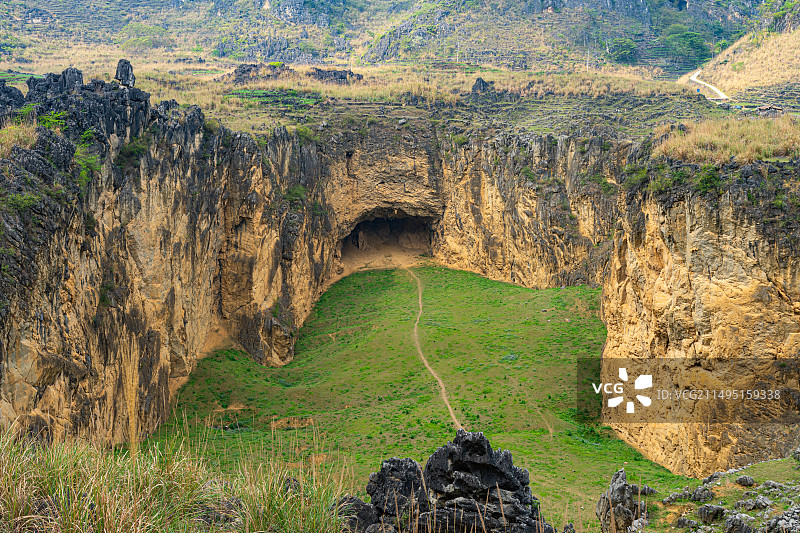 广西百色平果龙养天坑群徒步风光图片素材