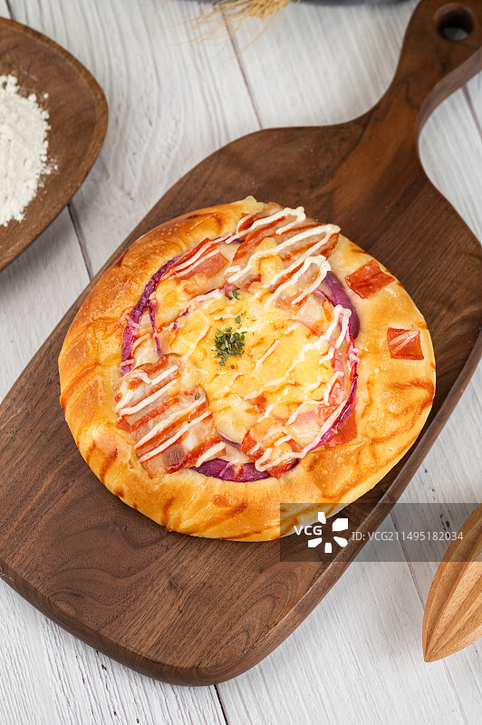 木板上的美味迷你披萨图片素材