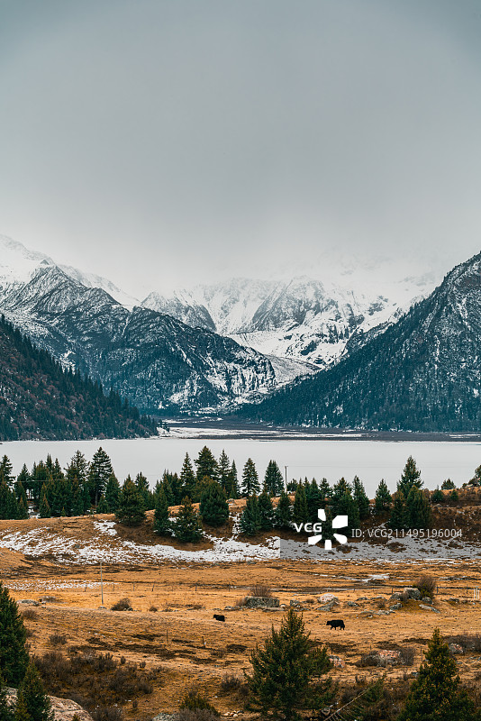 冰封玉隆拉措与暴风雪中的雀儿山图片素材