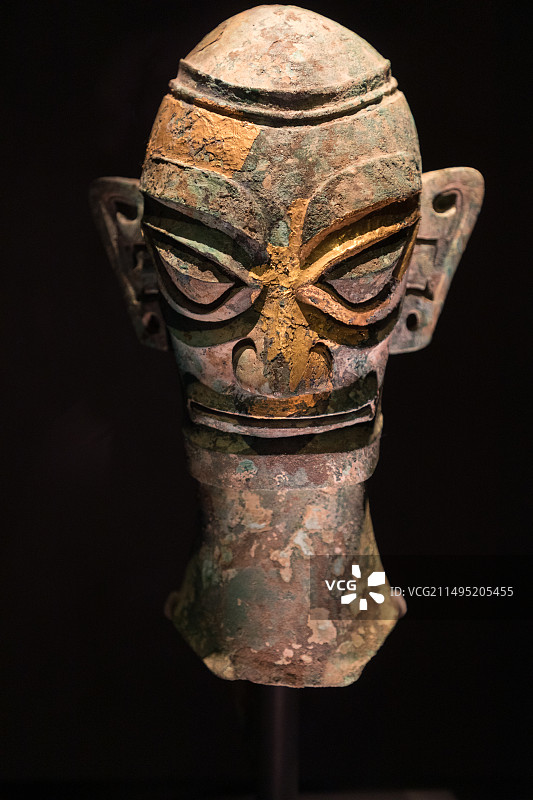 三星堆博物馆商代后期文物戴金面罩青铜人头像，1986年三星堆二号祭祀坑出土图片素材