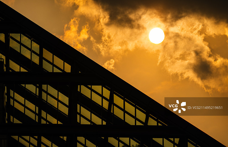 日落时建筑物对天的低角度视图图片素材