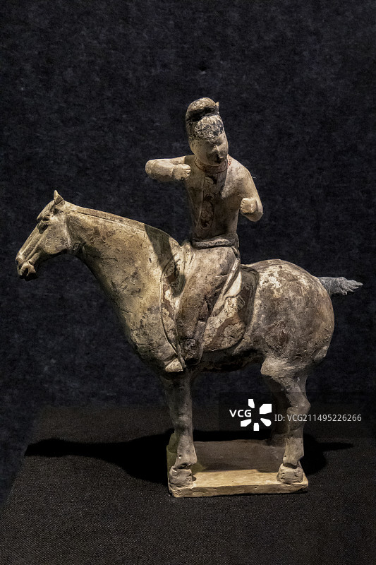 陕西省乾县乾陵博物馆（永泰公主墓）：唐陶彩绘骑马俑（唐，永泰公主墓出土，乾陵博物馆藏品）图片素材