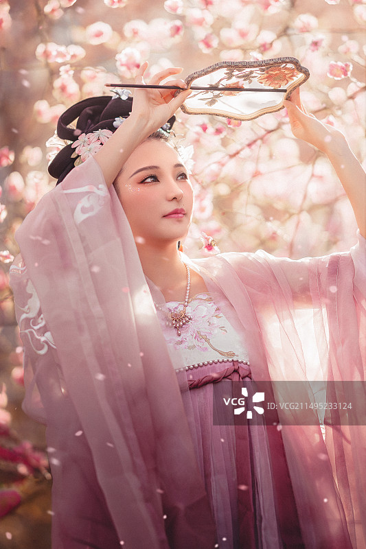 粉色系唯美春日汉服写真“桃花树下的大唐女子” Vol.2图片素材