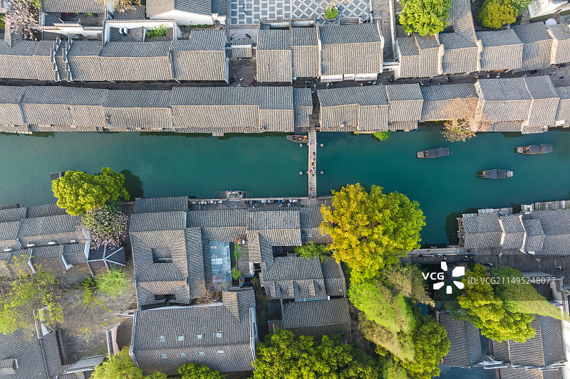 正上方视角航拍乌镇西栅景区西市河及两岸西栅老街图片素材