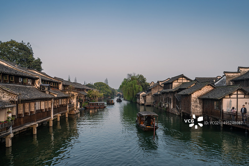 傍晚乌镇西栅景区西市河与两岸江南水乡特色建筑吊脚楼图片素材