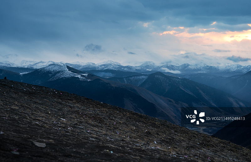 贡嘎雪山群雪山晚霞图片素材