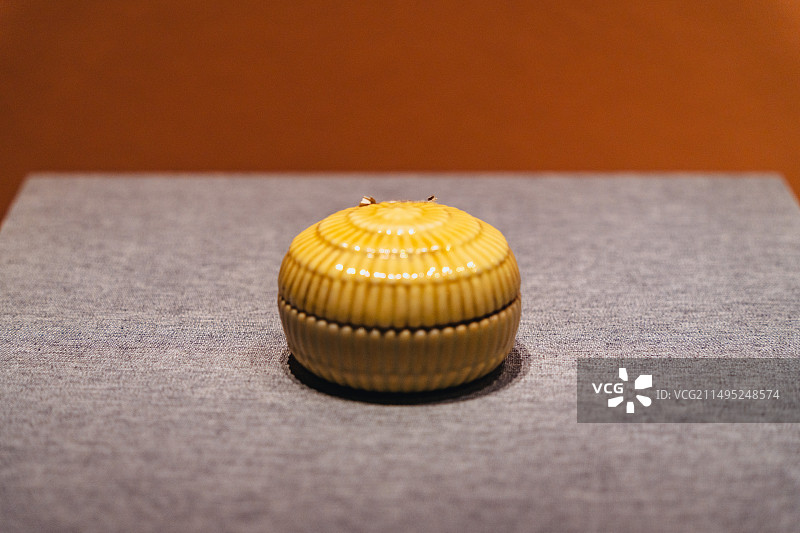 北京大运河博物馆展清康熙黄釉菊瓣盒（故宫博物院藏）图片素材