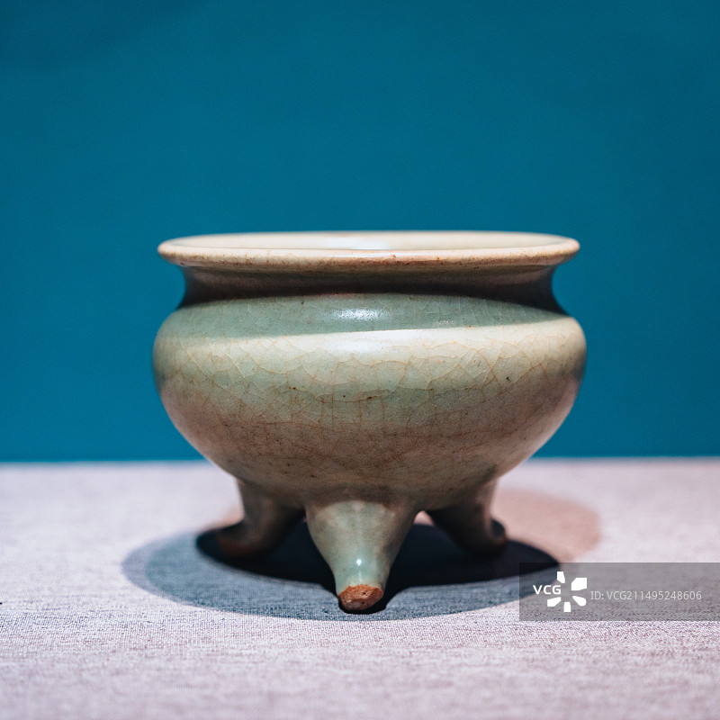 北京大运河博物馆展元龙泉窑青釉三足鬲式碗（故宫博物院藏）图片素材