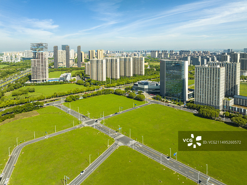 清晨，蓝天白云阳光下的苏州高新区，苏州科技城板块，太湖大道，有轨电车，群山，绿地，新城面貌图片素材