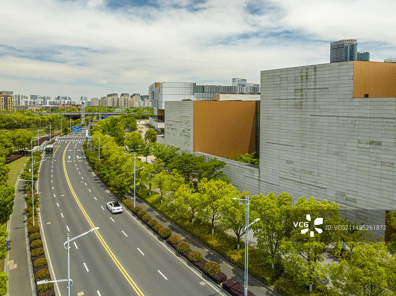 夏季阳光照耀下的苏州高新区文体中心，苏州科技城板块，运河，道路，花园城市图片素材