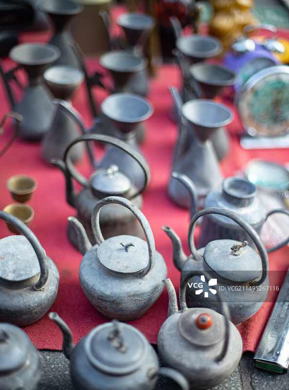 中国茶道文化拍摄主题，地摊上一排传统锡合金壶艺术品工艺品，户外白昼无人图像摄影图片素材