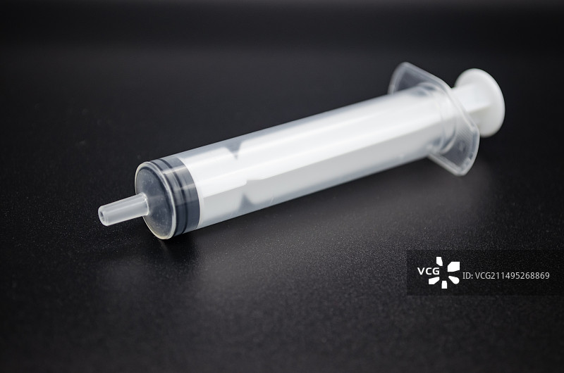 中国医疗器械设备用品影棚拍摄拍摄主题，一个透明的白色针管和打针用的配件，室内无人图像摄影图片素材