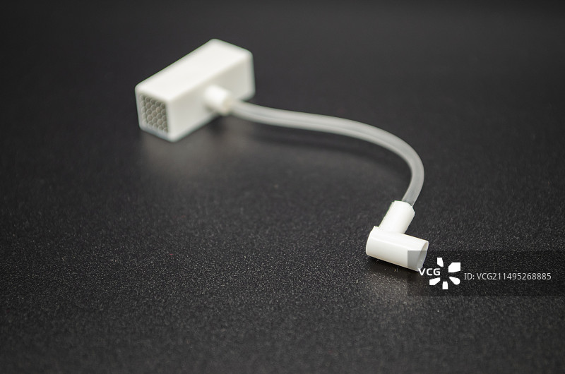 中国医疗器械设备用品影棚拍摄拍摄主题，一个透明的白色针管和打针用的配件，室内无人图像摄影图片素材