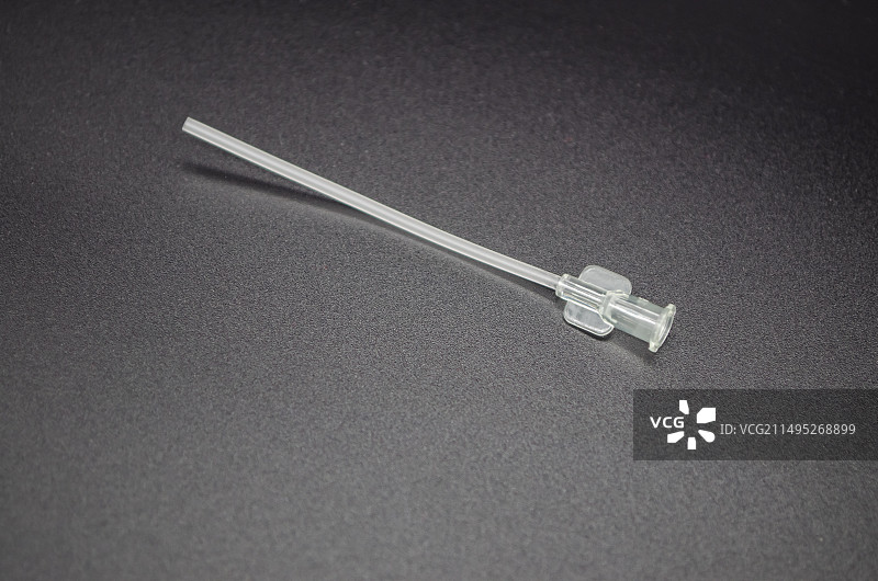 中国医疗器械设备用品影棚拍摄拍摄主题，一个透明的白色针管和打针用的配件，室内无人图像摄影图片素材
