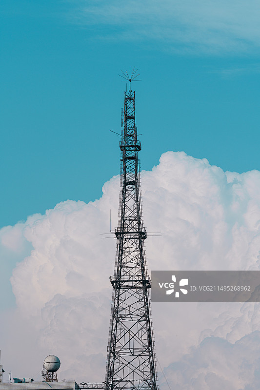贵州师范大学通信塔仰天俯视图图片素材